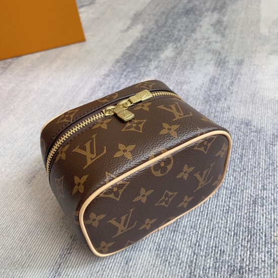 P250exclusive customized real photo dynamic 163c01 top original reinforced M44936 old flower top original real photo in the background of the home Nice Nano cosmetic bag in Monogram canvas shaped in a compact configuration can be placed in the bathroom to