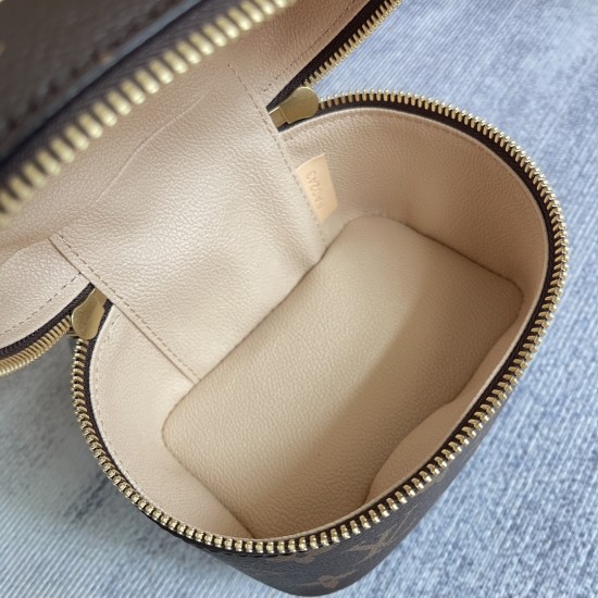 P250exclusive customized real photo dynamic 163c01 top original reinforced M44936 old flower top original real photo in the background of the home Nice Nano cosmetic bag in Monogram canvas shaped in a compact configuration can be placed in the bathroom to