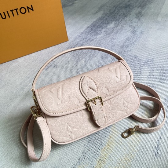 P320 Exclusive Customized Background Top Original Reinforced Dynamic Chip M83300 Apricot M83566 Pink M83592 Blue Top Original This Nano Diane handbag condenses the classic shape of the Diane handbag into a two-tone Monogram Empreinte leather rendering wit