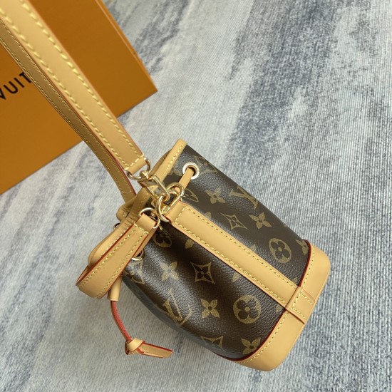 P220 EXCLUSIVE CUSTOMIZED FILMATURED DYNAMIC CHIP PREMIUM ORIGINAL REINFORCED MODEL Nano No Handbag Distilled from the classic 1932 No Handbag configuration, the Nano No Handbag is trimmed in Monogram canvas and cowhide leather, combining traditional desi