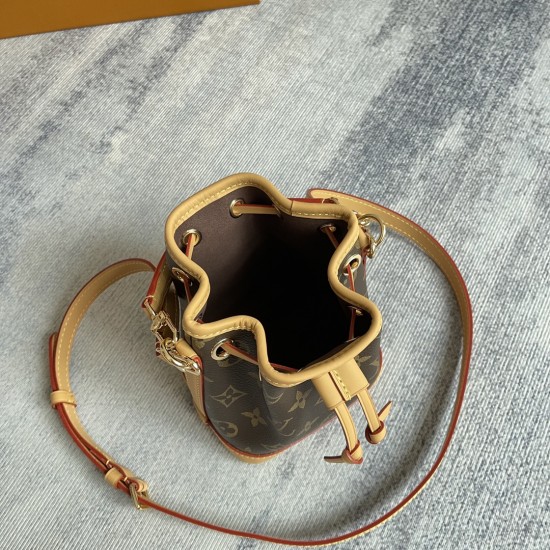 P220 EXCLUSIVE CUSTOMIZED FILMATURED DYNAMIC CHIP PREMIUM ORIGINAL REINFORCED MODEL Nano No Handbag Distilled from the classic 1932 No Handbag configuration, the Nano No Handbag is trimmed in Monogram canvas and cowhide leather, combining traditional desi