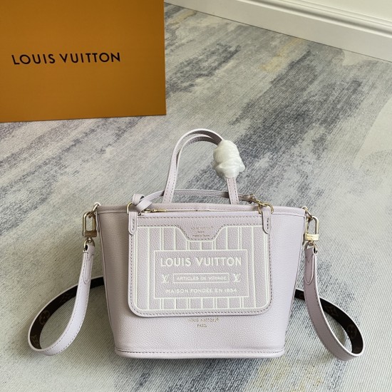 P450 EXCLUSIVE CUSTOMIZED ACTUAL TOP ORIGINAL REINFORCED VARIANT CHIP M25656 PURPLE NEVERFULL BANDOULIRE INSIDE OUT BB HANDBAG This season's take on a classic design is a reversible version of the iconic Monogram canvas and grained leather, split between 