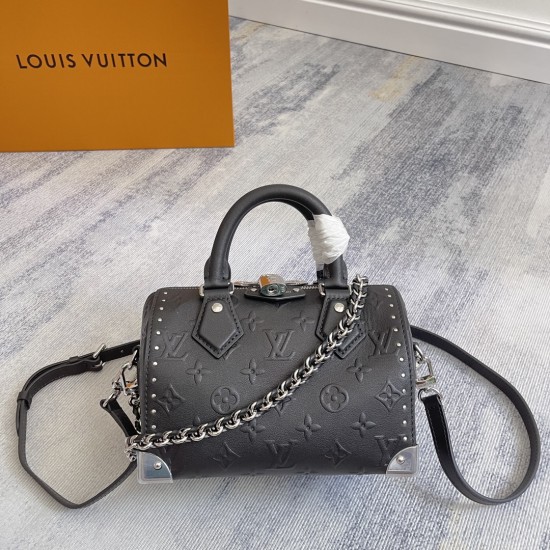 490 Exclusive Customized Real Top Original M14575 Top Original Dynamic Variable Monogram Bold Speedy 20 Trunk Handbag Clad in Monogram Canvas at Cruise 2025 This time around, the smooth Monogram-embossed cowhide leather is lined with lustrous metal pieces