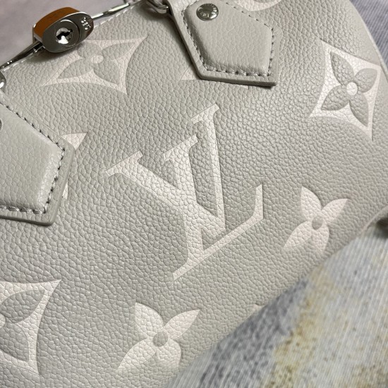 P480 Exclusive Customized Actual Top Original Reinforced Variable Chip M14207 Light GrayThis Speedy Bandoulire 20 handbag is rendered in Monogram Empreinte leather in an elegant palette that reflects the inspiration of LV's Milky Way collectionCompact sha