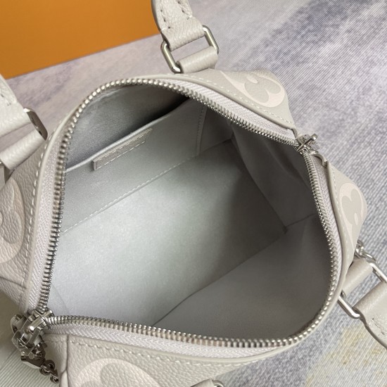 P480 Exclusive Customized Actual Top Original Reinforced Variable Chip M14207 Light GrayThis Speedy Bandoulire 20 handbag is rendered in Monogram Empreinte leather in an elegant palette that reflects the inspiration of LV's Milky Way collectionCompact sha