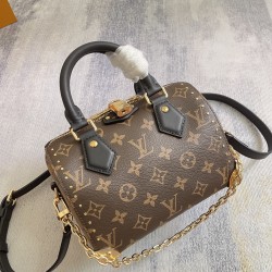 P410EXCLUSIVE CUSTOMIZED ACTUAL TOP ORIGINAL REINFORCED VARIANT CHIP M13146Speedy Trunk handbag reimagines a classic design with a bold concept for Louis Vuitton's Cruise 2025 showMonogram canvas with Monogram Reverse trim showcases Nicolas Ghesquire's si