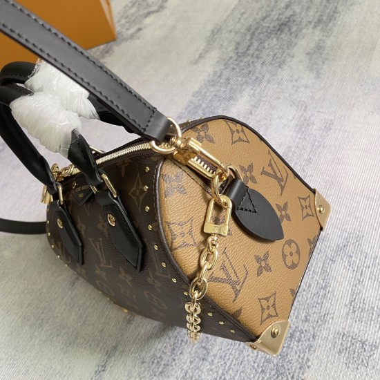 P410EXCLUSIVE CUSTOMIZED ACTUAL TOP ORIGINAL REINFORCED VARIANT CHIP M13146Speedy Trunk handbag reimagines a classic design with a bold concept for Louis Vuitton's Cruise 2025 showMonogram canvas with Monogram Reverse trim showcases Nicolas Ghesquire's si