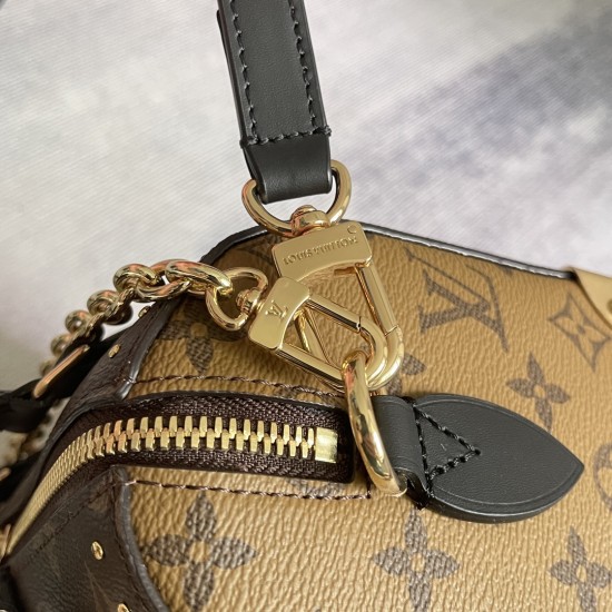 P410EXCLUSIVE CUSTOMIZED ACTUAL TOP ORIGINAL REINFORCED VARIANT CHIP M13146Speedy Trunk handbag reimagines a classic design with a bold concept for Louis Vuitton's Cruise 2025 showMonogram canvas with Monogram Reverse trim showcases Nicolas Ghesquire's si