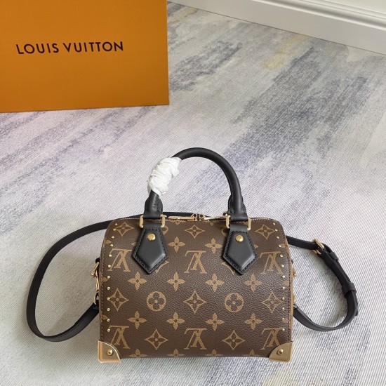 P410EXCLUSIVE CUSTOMIZED ACTUAL TOP ORIGINAL REINFORCED VARIANT CHIP M13146Speedy Trunk handbag reimagines a classic design with a bold concept for Louis Vuitton's Cruise 2025 showMonogram canvas with Monogram Reverse trim showcases Nicolas Ghesquire's si