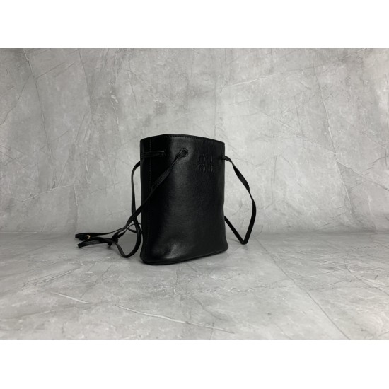 p4805NF460 black new mini bucket bag made of top imported lambskin leather is super soft and cost-effective can manage a variety of styles very playful and cute can be shoulder crossbody handheld shoulder shape varied bag is small but very able to load si