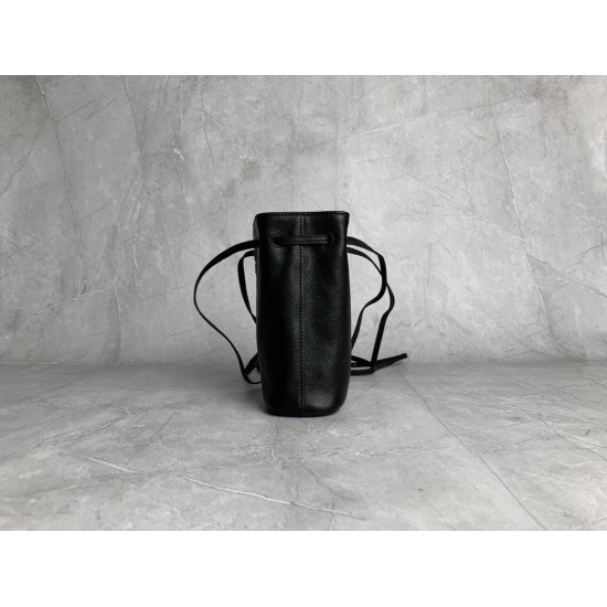p4805NF460 black new mini bucket bag made of top imported lambskin leather is super soft and cost-effective can manage a variety of styles very playful and cute can be shoulder crossbody handheld shoulder shape varied bag is small but very able to load si