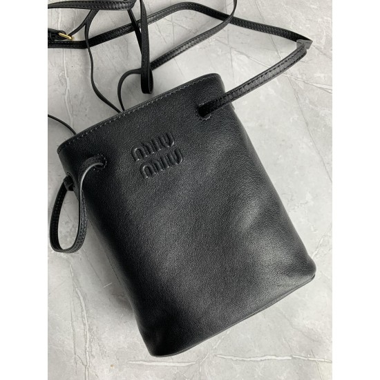 p4805NF460 black new mini bucket bag made of top imported lambskin leather is super soft and cost-effective can manage a variety of styles very playful and cute can be shoulder crossbody handheld shoulder shape varied bag is small but very able to load si