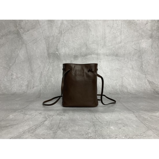 p4805NF460 heather color new mini bucket bag made of top imported lambskin leather super soft and cost-effective can manage a variety of styles very playful and lovely can be shoulder crossbody handheld shoulder shape varied bag is small but very able to 
