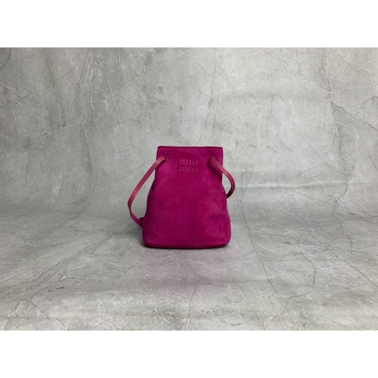 P4805NF460 new mini bucket bag made of top imported lambskin leather super soft and cost-effective can manage a variety of styles very playful and cute can be shoulder crossbody handheld shoulder shape varied bag although small but very able to load size 