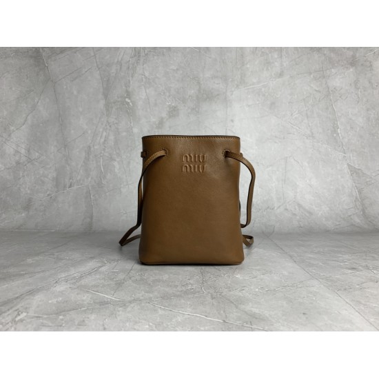 p4805NF460 brown new mini bucket bag made of top imported lambskin leather is super soft and cost-effective can manage a variety of styles very playful and lovely can be shoulder crossbody handheld shoulder shape varied bag is small but very able to load 