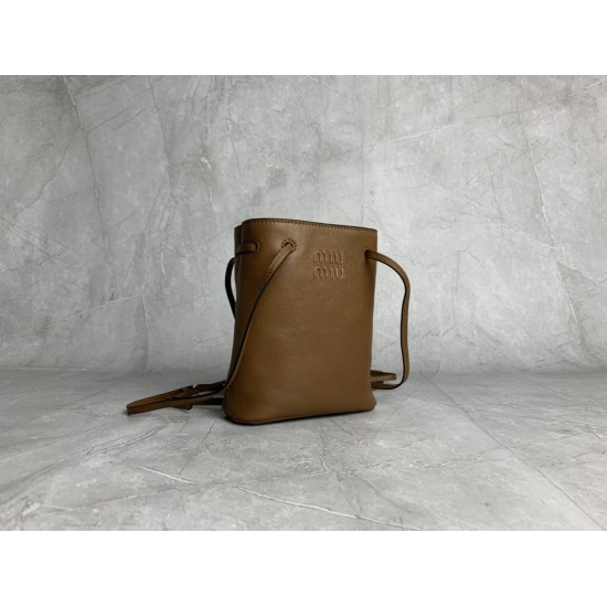 p4805NF460 brown new mini bucket bag made of top imported lambskin leather is super soft and cost-effective can manage a variety of styles very playful and lovely can be shoulder crossbody handheld shoulder shape varied bag is small but very able to load 