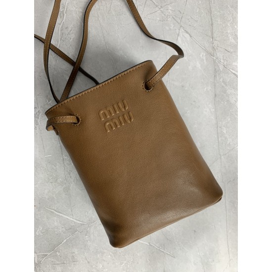 p4805NF460 brown new mini bucket bag made of top imported lambskin leather is super soft and cost-effective can manage a variety of styles very playful and lovely can be shoulder crossbody handheld shoulder shape varied bag is small but very able to load 