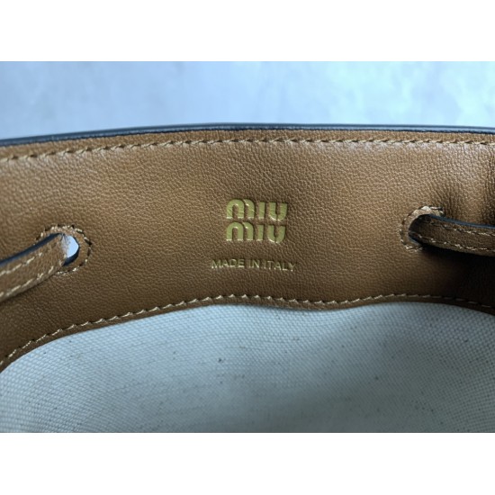 p4805NF460 brown new mini bucket bag made of top imported lambskin leather is super soft and cost-effective can manage a variety of styles very playful and lovely can be shoulder crossbody handheld shoulder shape varied bag is small but very able to load 