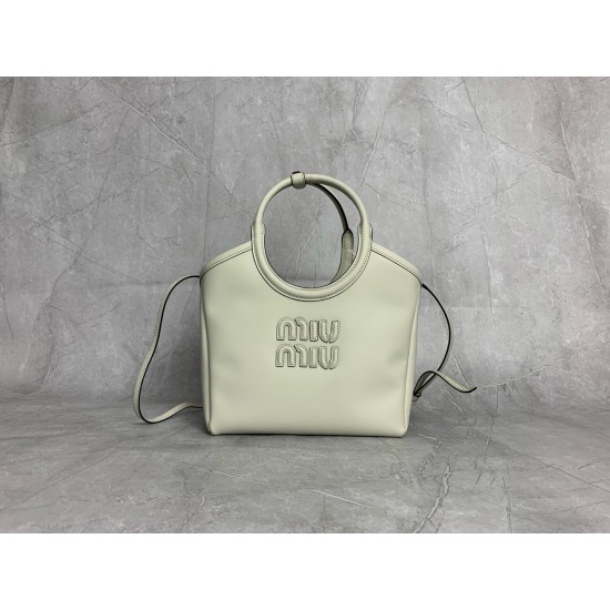 P780M288 new online M family IVY basket handbags simple lines urban style and fine cowhide leather is the key to this new IVY handbags using sophisticated design embellished with letters logo highlights the classic style of this handbag is the most specia