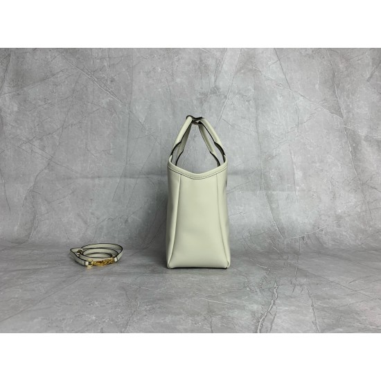 P780M288 new online M family IVY basket handbags simple lines urban style and fine cowhide leather is the key to this new IVY handbags using sophisticated design embellished with letters logo highlights the classic style of this handbag is the most specia