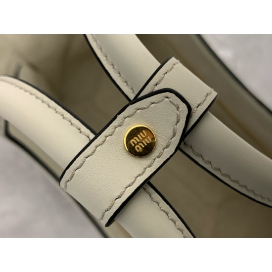 P780M288 new online M family IVY basket handbags simple lines urban style and fine cowhide leather is the key to this new IVY handbags using sophisticated design embellished with letters logo highlights the classic style of this handbag is the most specia