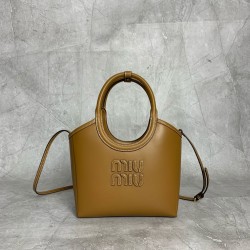 P780M288 new on-line M family IVY basket handbags simple lines urban style and fine cowhide leather is the key to this new IVY handbags using sophisticated design embellished with letters logo highlights the classic tone of this handbag is the most specia