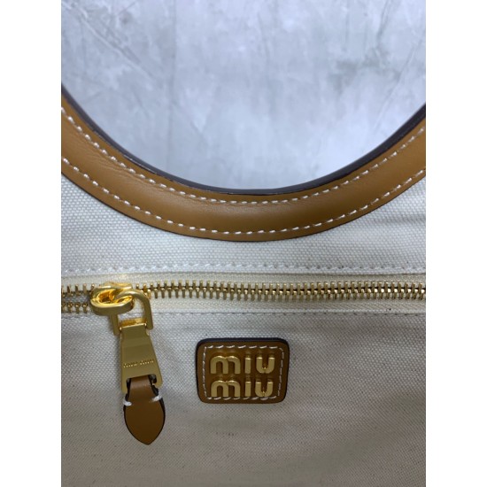 P780M288 new on-line M family IVY basket handbags simple lines urban style and fine cowhide leather is the key to this new IVY handbags using sophisticated design embellished with letters logo highlights the classic tone of this handbag is the most specia