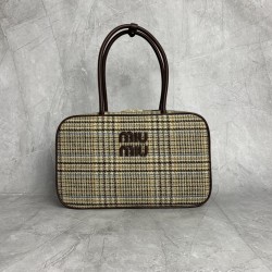 p8005BB117 Plaid Brown MiuMiu new bird's-eye check briefcase is a complete fusion of fashion and classic Next big hit is it wool fabric with calfskin leather texture is soft and durable than the full leather model is lighter and more versatile in color Bo