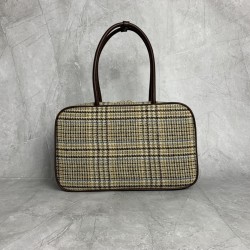 p8005BB117 Plaid Brown MiuMiu new bird's-eye check briefcase is a complete fusion of fashion and classic Next big hit is it wool fabric with calfskin leather texture is soft and durable than the full leather model is lighter and more versatile in color Bo