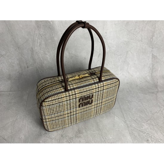 p8005BB117 Plaid Brown MiuMiu new bird's-eye check briefcase is a complete fusion of fashion and classic Next big hit is it wool fabric with calfskin leather texture is soft and durable than the full leather model is lighter and more versatile in color Bo
