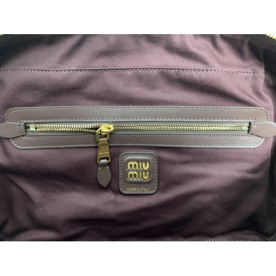 p8005BB117 Plaid Brown MiuMiu new bird's-eye check briefcase is a complete fusion of fashion and classic Next big hit is it wool fabric with calfskin leather texture is soft and durable than the full leather model is lighter and more versatile in color Bo