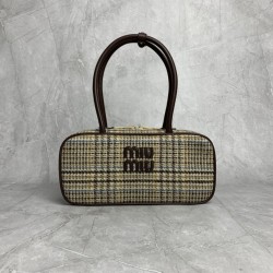 p6505BB147 plaid brown Miu new bird's-eye check bowling ball using new wool fabric with high-grade plain calf leather bold and innovative design perfectly interprets the Miu eclectic style dashing casual and tolerant attitude towards life this bag is cool