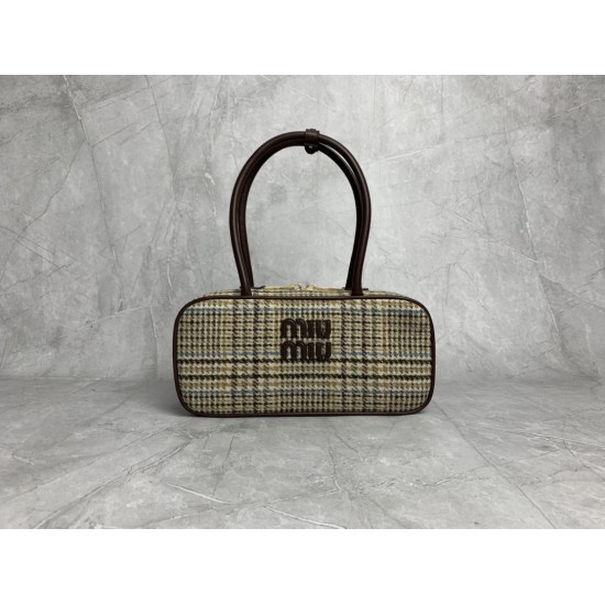 p6505BB147 plaid brown Miu new bird's-eye check bowling ball using new wool fabric with high-grade plain calf leather bold and innovative design perfectly interprets the Miu eclectic style dashing casual and tolerant attitude towards life this bag is cool