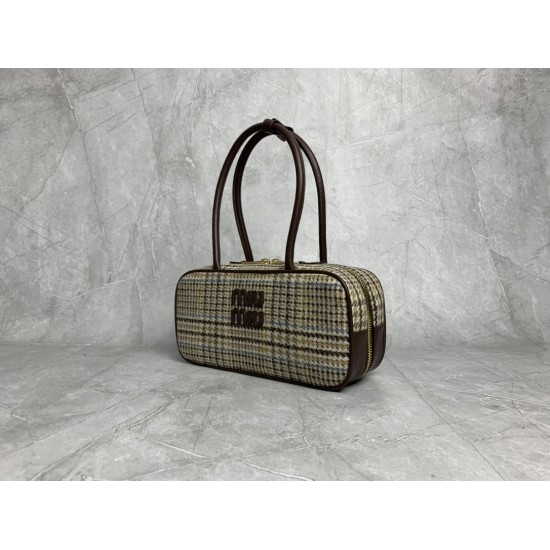 p6505BB147 plaid brown Miu new bird's-eye check bowling ball using new wool fabric with high-grade plain calf leather bold and innovative design perfectly interprets the Miu eclectic style dashing casual and tolerant attitude towards life this bag is cool