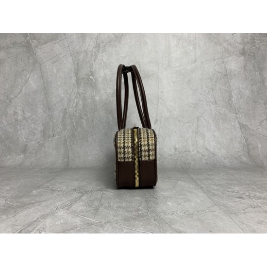 p6505BB147 plaid brown Miu new bird's-eye check bowling ball using new wool fabric with high-grade plain calf leather bold and innovative design perfectly interprets the Miu eclectic style dashing casual and tolerant attitude towards life this bag is cool