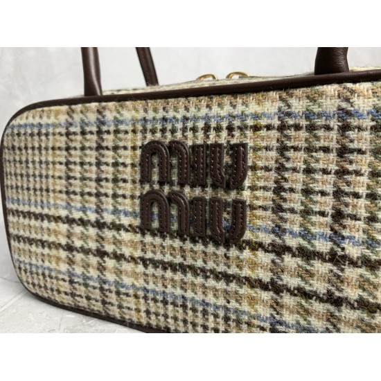 p6505BB147 plaid brown Miu new bird's-eye check bowling ball using new wool fabric with high-grade plain calf leather bold and innovative design perfectly interprets the Miu eclectic style dashing casual and tolerant attitude towards life this bag is cool