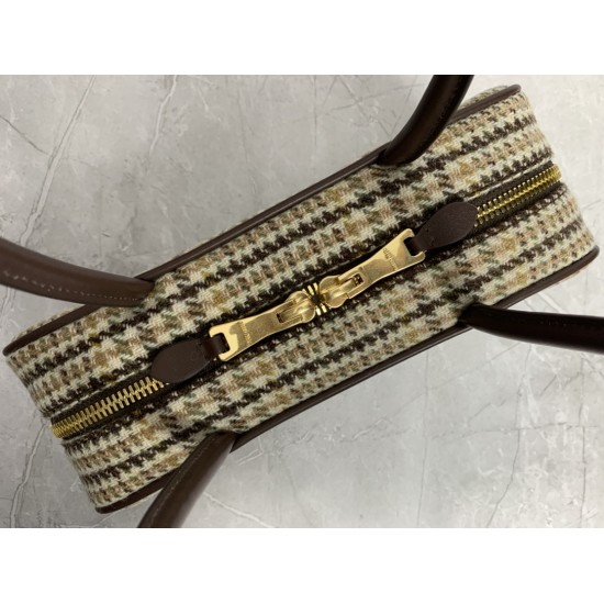 p6505BB147 plaid brown Miu new bird's-eye check bowling ball using new wool fabric with high-grade plain calf leather bold and innovative design perfectly interprets the Miu eclectic style dashing casual and tolerant attitude towards life this bag is cool