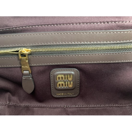 p6505BB147 plaid brown Miu new bird's-eye check bowling ball using new wool fabric with high-grade plain calf leather bold and innovative design perfectly interprets the Miu eclectic style dashing casual and tolerant attitude towards life this bag is cool