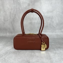 P7805BB173MiuMi25ss shoulder bag hot in the whole network Super beautiful Beau handbag fusion of vintage style contemporary spirit really too grass using the top imported calfskin leather smooth and delicate soft back are very nice Oh simple design easy t