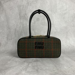 p6505BB147 plaid green Miu new bird's-eye bowling ball using new wool fabrics with high-grade plain calf leather bold and innovative design perfectly interprets the Miu eclectic style dashing casual and tolerant attitude towards life this bag is cool fram