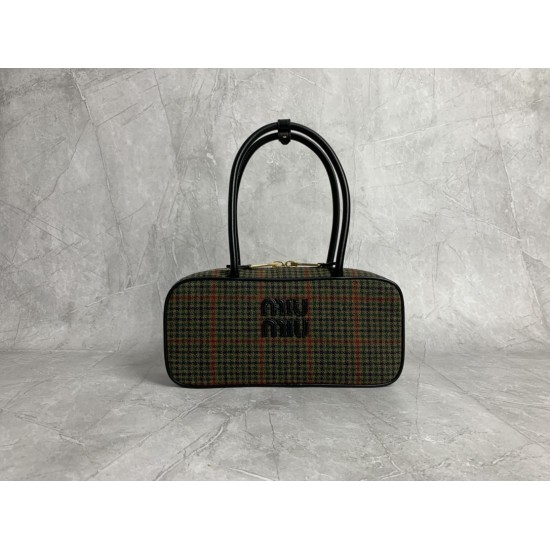 p6505BB147 plaid green Miu new bird's-eye bowling ball using new wool fabrics with high-grade plain calf leather bold and innovative design perfectly interprets the Miu eclectic style dashing casual and tolerant attitude towards life this bag is cool fram