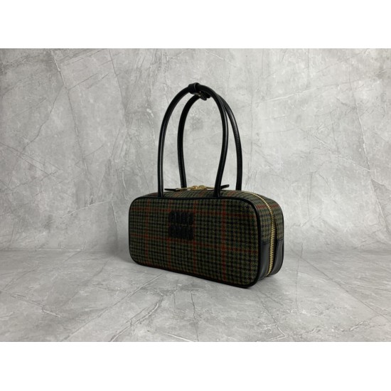 p6505BB147 plaid green Miu new bird's-eye bowling ball using new wool fabrics with high-grade plain calf leather bold and innovative design perfectly interprets the Miu eclectic style dashing casual and tolerant attitude towards life this bag is cool fram