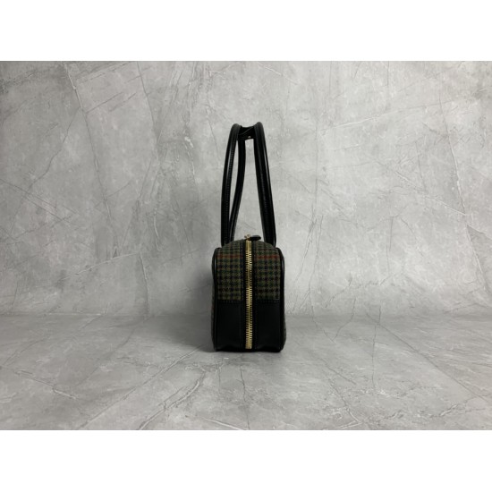 p6505BB147 plaid green Miu new bird's-eye bowling ball using new wool fabrics with high-grade plain calf leather bold and innovative design perfectly interprets the Miu eclectic style dashing casual and tolerant attitude towards life this bag is cool fram