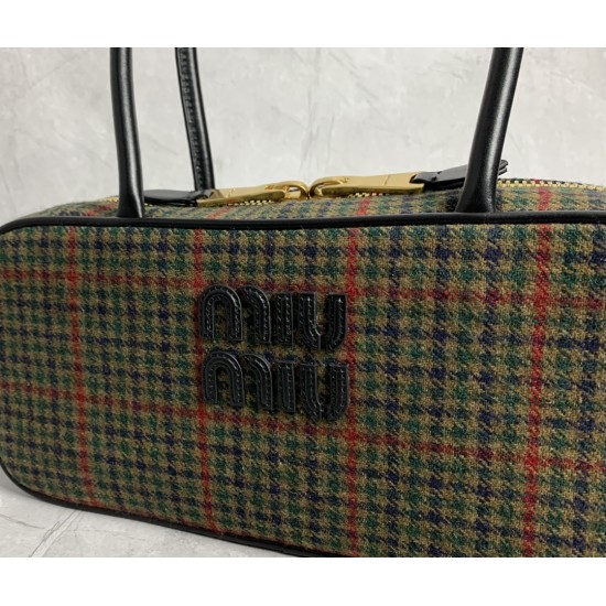 p6505BB147 plaid green Miu new bird's-eye bowling ball using new wool fabrics with high-grade plain calf leather bold and innovative design perfectly interprets the Miu eclectic style dashing casual and tolerant attitude towards life this bag is cool fram