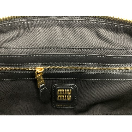 p6505BB147 plaid green Miu new bird's-eye bowling ball using new wool fabrics with high-grade plain calf leather bold and innovative design perfectly interprets the Miu eclectic style dashing casual and tolerant attitude towards life this bag is cool fram