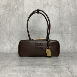 P7805BB173MiuMi25ss shoulder bag hot in the whole network Super beautiful Beau handbag fusion of vintage style contemporary spirit really too grass using the top imported calfskin leather smooth and delicate soft back are very nice Oh simple design easy t