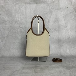 P5305BA281 Cloth Brown M's new mini tote bagNew sizeCompact and cuteHighly adaptableChic, chic and versatileDetailed and exquisiteClassic embossed letter logo adds a unique style and recognitionContinuing the Miu vintage styleCasual and free-spiritedWith 