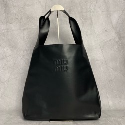 P8305BC119MiuMiu new big hobo models this year's super big tote using imported calfskin leather smooth delicate soft lining ReNylon recycled nylon lining this bag is cool fusion of men's and women's elements casual lazy natural spontaneity full of persona