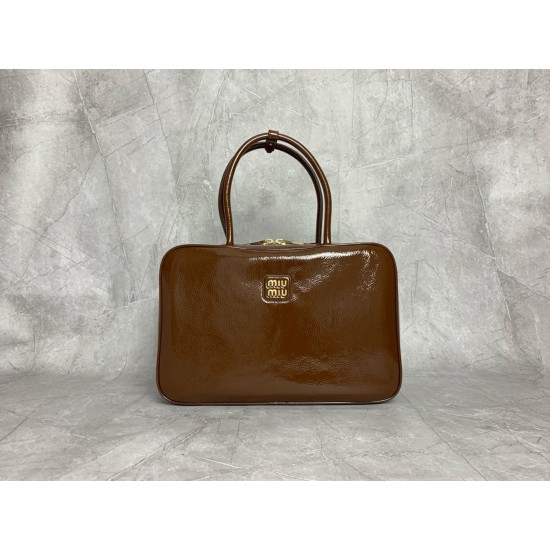 P8505BB117M family new briefcase heavy handmade with new oil wax patent leather material unique ice crackle texture leather surface bold and innovative design perfectly interprets the Miu eclectic style dashing casual and tolerant attitude towards life th