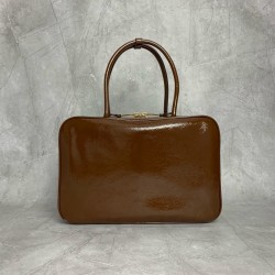 P8505BB117M family new briefcase heavy handmade with new oil wax patent leather material unique ice crackle texture leather surface bold and innovative design perfectly interprets the Miu eclectic style dashing casual and tolerant attitude towards life th